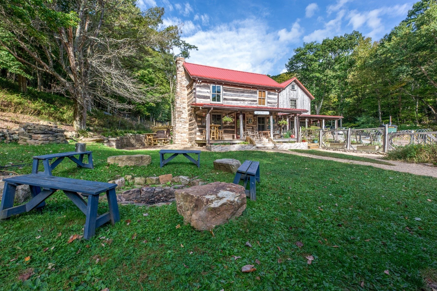 Woods Hole Hostel, Giles County